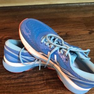 ASICS WOMENS GEL Nimbus 21 Running shoes. Size 9